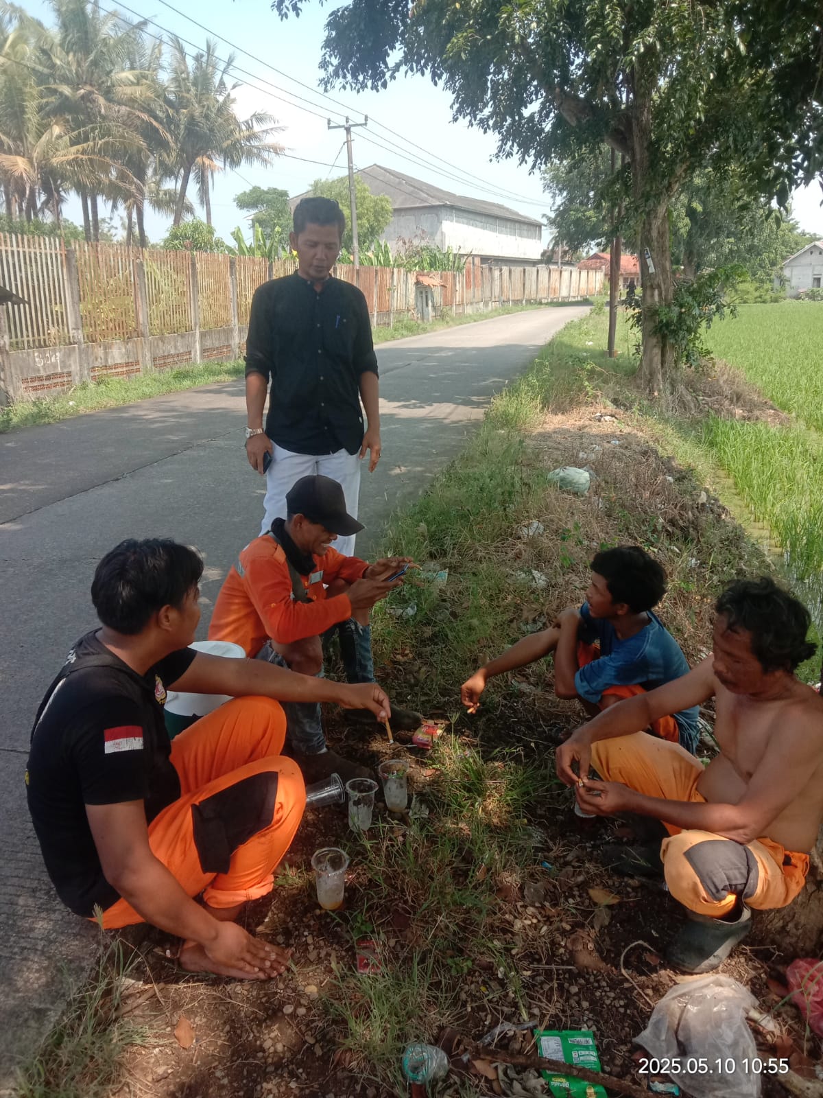 Foto Pemdes Tegallurung Bersama Katar Gelar Aksi Bersih Sampah